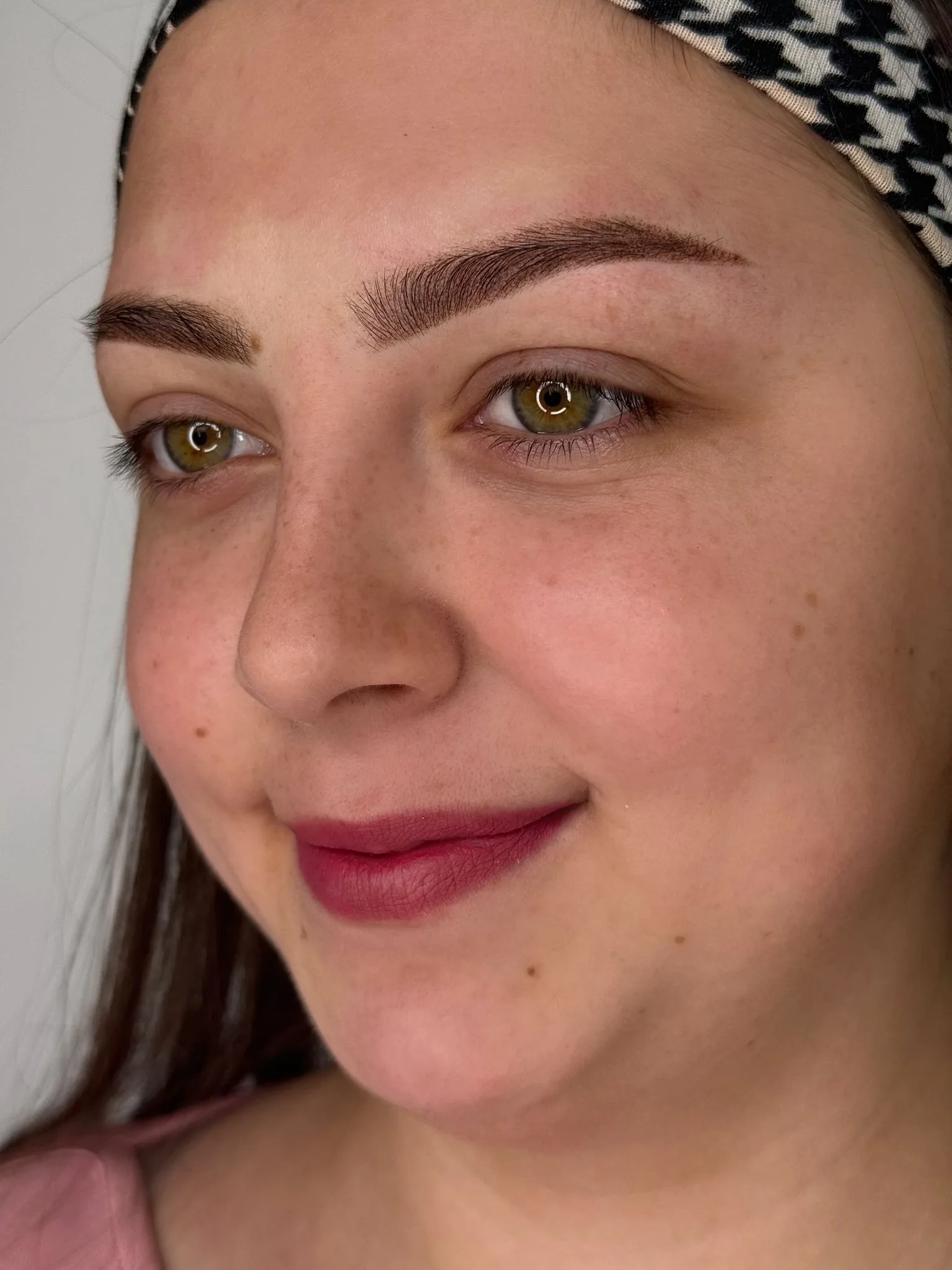 După - Sprâncene pudrate naturale